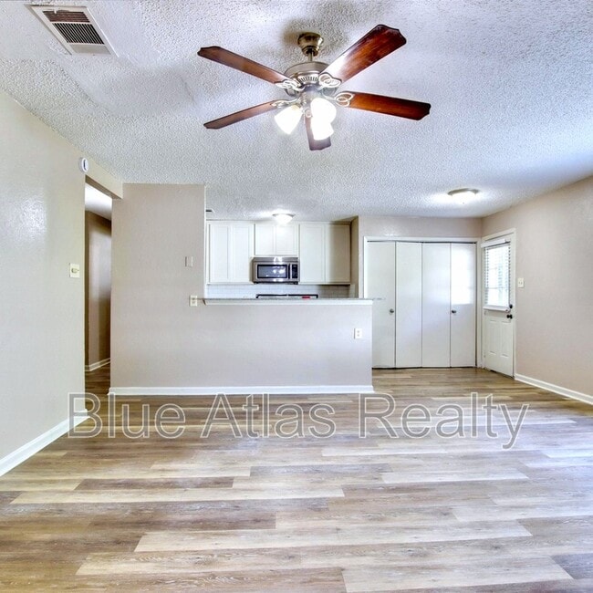 Building Photo - 3901 Royal Crest Dr