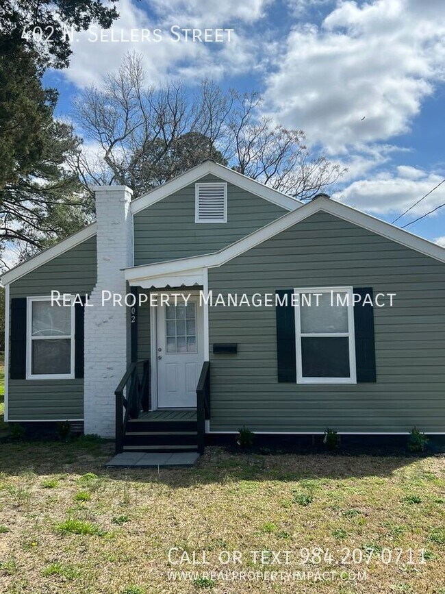Building Photo - Renovated Charming 2 Bedroom 1 Bath Bungal...