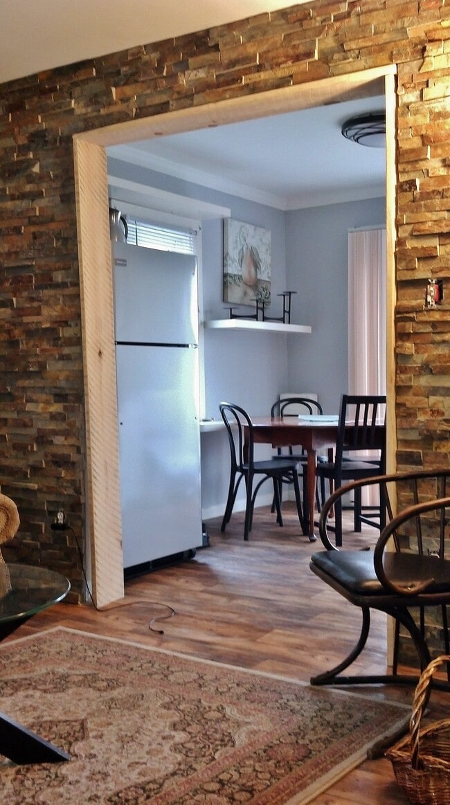 Muros de piedra apilados - 20 Elm Ave