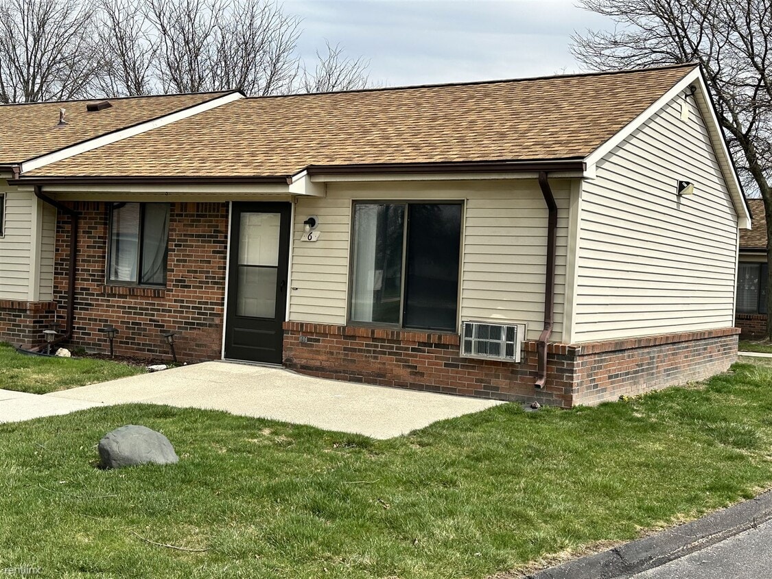 Primary Photo - 1 br, 1 bath Condo - 30010 Utica Rd