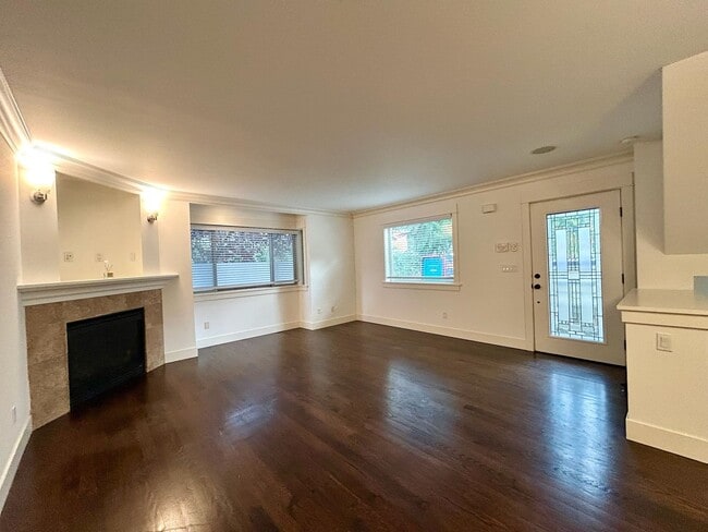 Building Photo - Queen Anne Townhouse