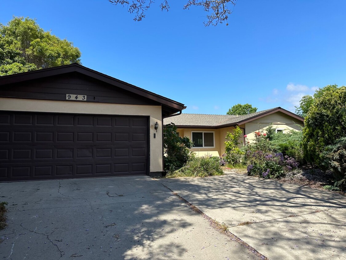 Foto principal - Lovely Remodeled 4 bedroom 2.5 bathroom ho...