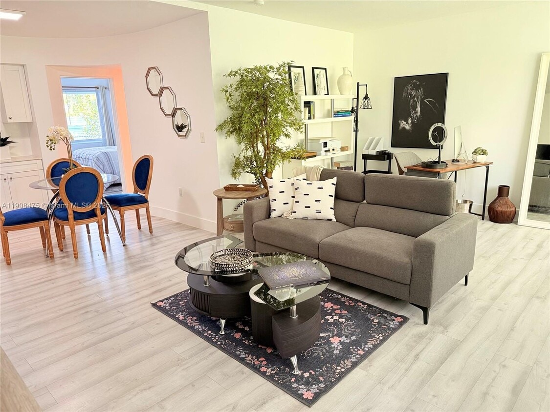 Foto principal - 6941 Bay Dr