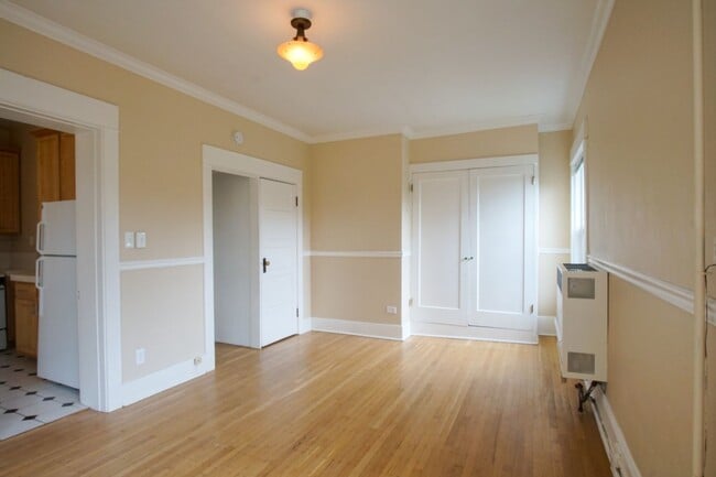 Building Photo - Buckman-Charming Corner Studio with Update...