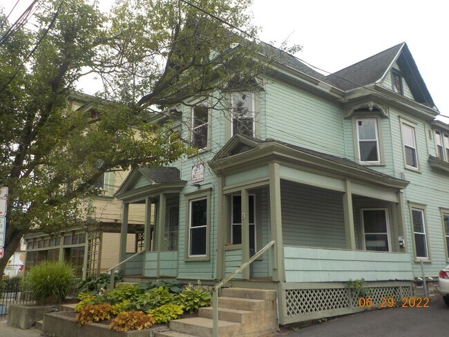 Building Photo - AVAILABLE 07/01/2026 - Beautiful 3 Bedroom...