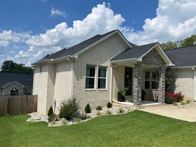 Building Photo - Beautiful 3 Bedroom 2.5 Bathroom located i...