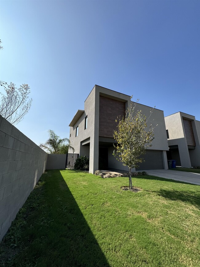 Foto del edificio - 7219 Rocio Dr