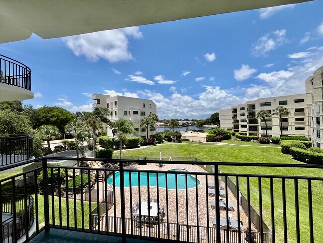 Foto del edificio - 370 Golfview Rd