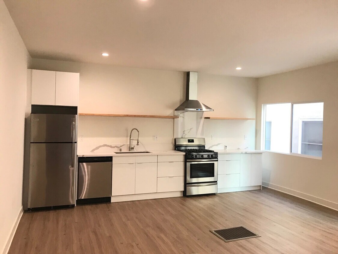 Foto principal - 1327 N Kingsley Dr