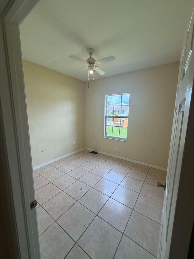 Foto del edificio - COMING SOON!!! Charming 3/2/2 car garage home in North Port