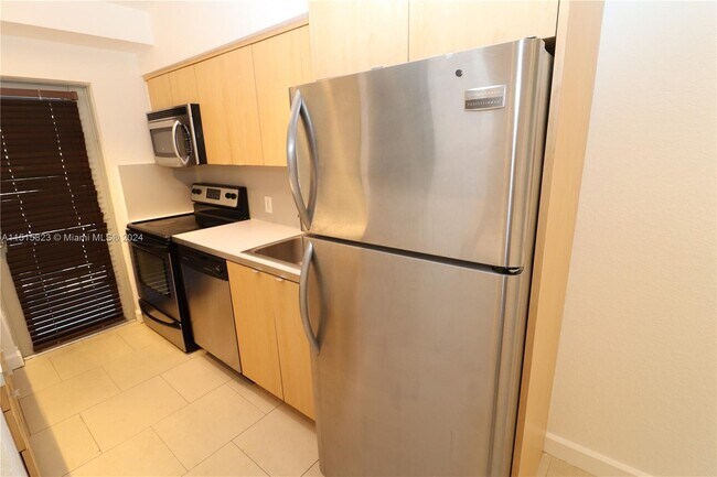 Foto del edificio - 6835 Rue Versailles Dr