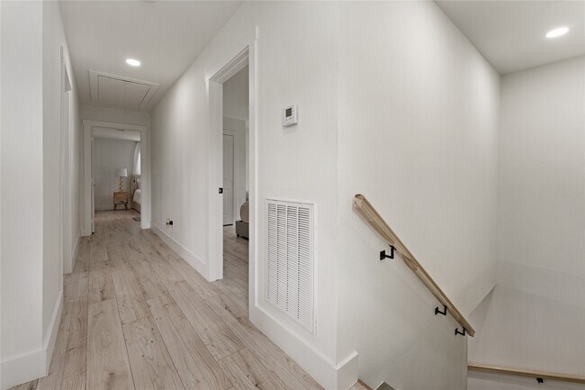 Building Photo - 9919 Golden Sunshine Dr