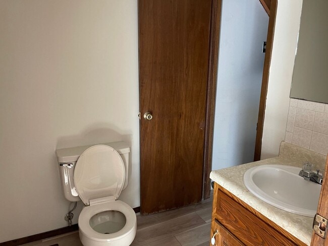 Building Photo - 3 BEDROOM 1.5 BATHROOM TOWNHOUSE FOR RENT