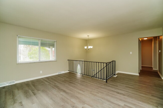 Building Photo - Beautiful 5 Bedroom