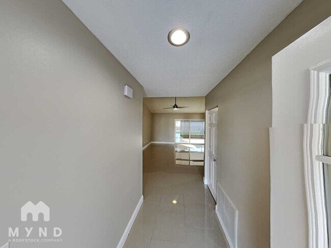 Foto del edificio - 8310 Clermont St