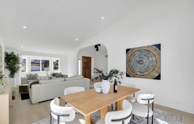 Building Photo - MOVE-IN READY 4+3 w/upgrades, great floorp...