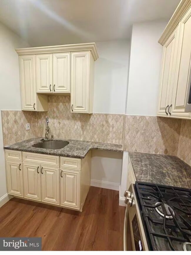 Kitchen - 320 Loney St