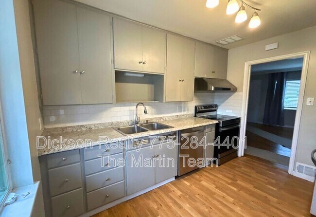 Foto del edificio - 320 W Plumb Ln