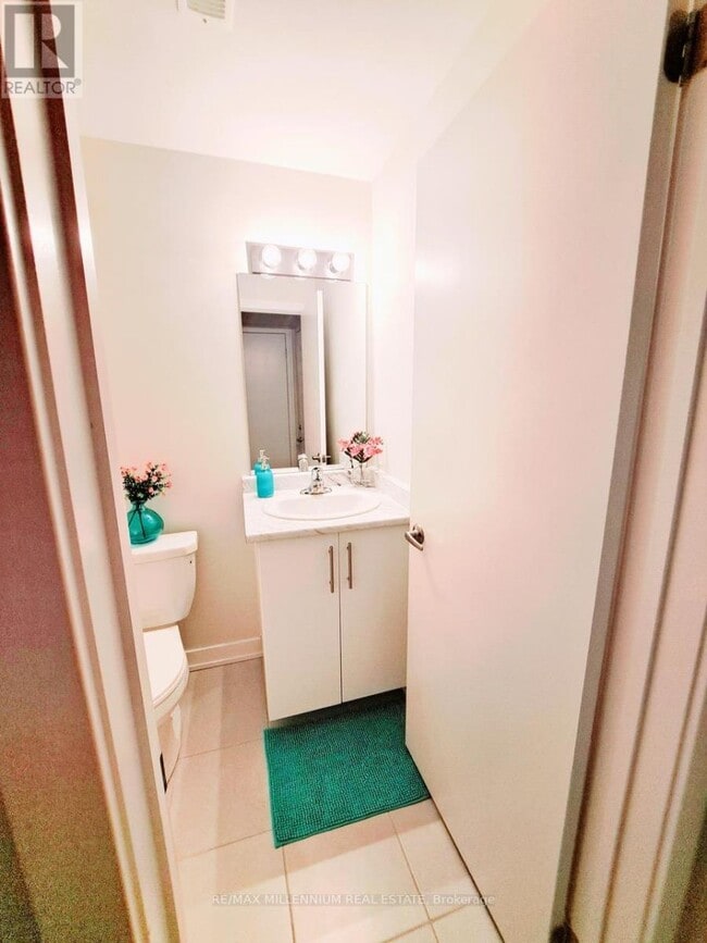 Photo du bâtiment - 590-590 N Service Rd