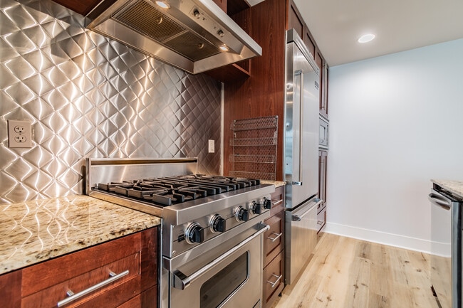 Viking Gas stove and refrigerator - 1120 E Kennedy Blvd