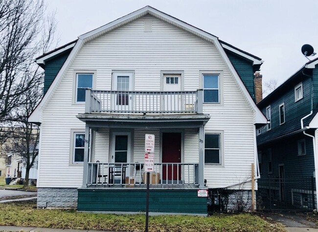 Building Photo - 35 Collaton St