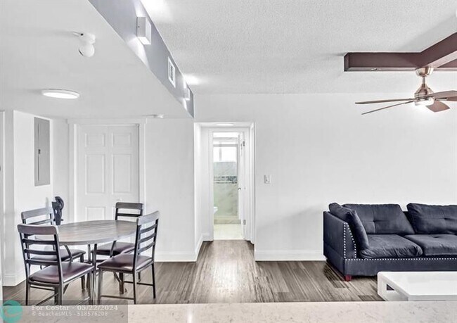 Building Photo - 1060 Crystal Lake Dr