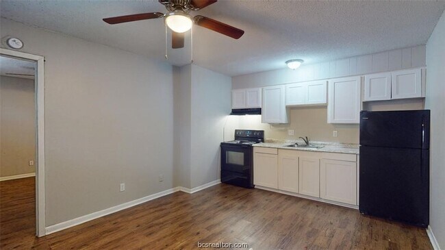 Building Photo - 500 Foch Street Unit 12