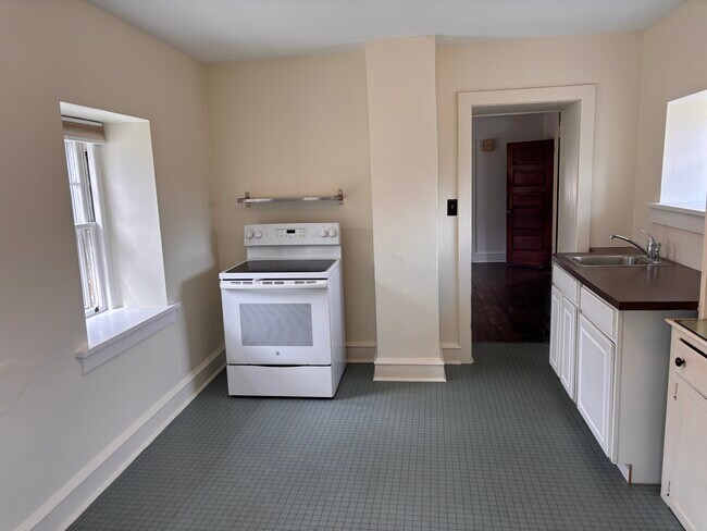 Foto del edificio - 794 Bear Hill Rd