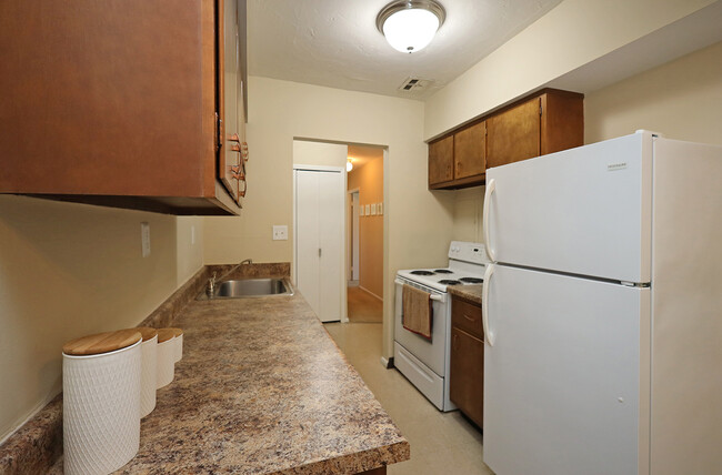 Model Suite Kitchen - Westbrook Village