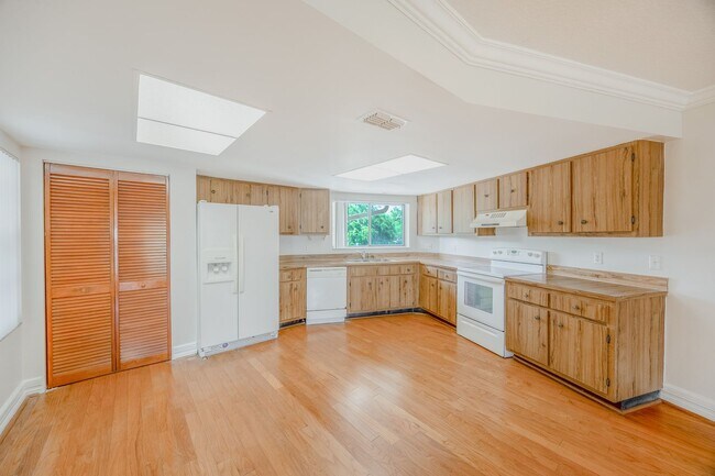 Building Photo - RENT NOW and receive the rest of OCTOBER F...