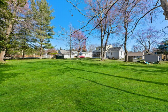 Building Photo - 43 Wayside Ln