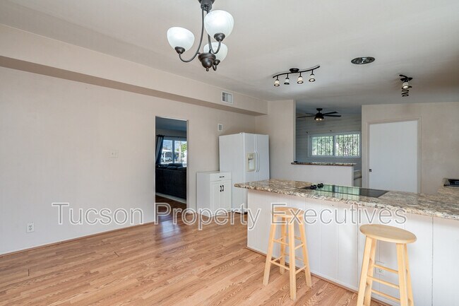 Building Photo - 6844 E Kingston Dr