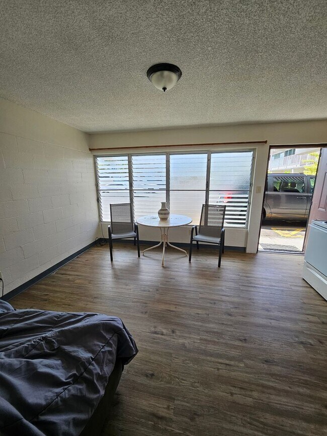 Building Photo - 1 bedroom apartment available