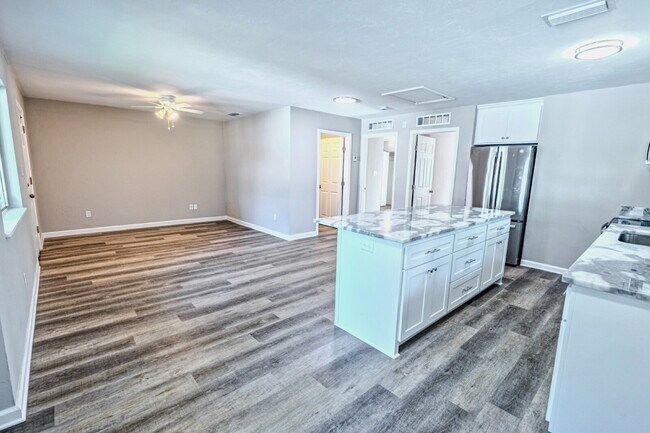 Foto del edificio - Brand New 2x1! Fully Renovated throughout! 4 units available!