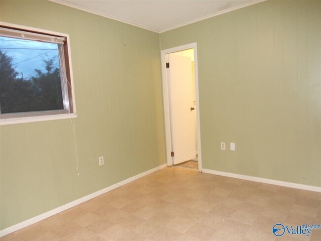 Building Photo - 2107 Fernbrook Dr NE