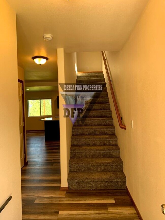 Building Photo - Newer construction in private culdesac on ...