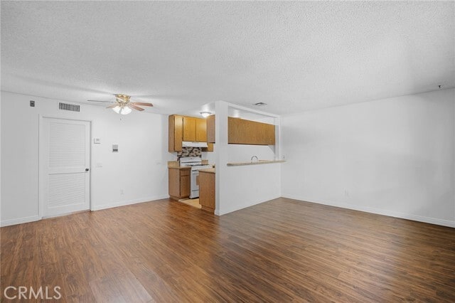 Foto del edificio - 16226 Vanowen St