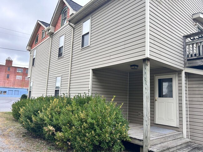 Building Photo - 206 N Railroad Ave