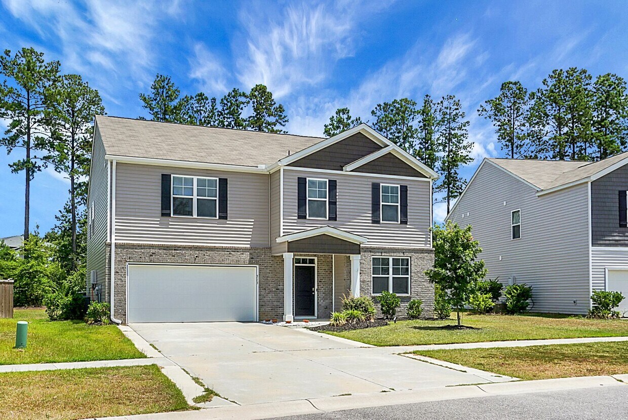 Foto principal - Spacious 6 BR, 3 Full BAs, 2 Car Garage Ho...