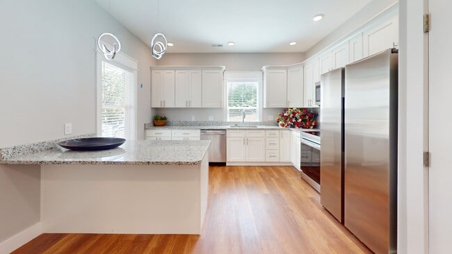 Building Photo - 5BR/5BA in Fort Sanders | Private Bathroom...