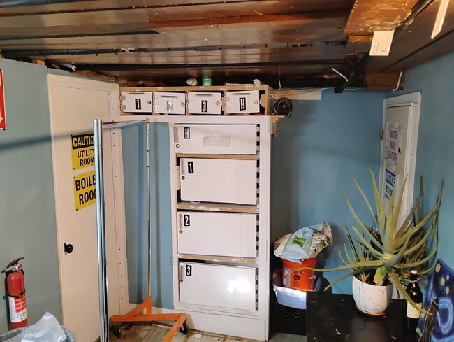 Building Photo - 213 Pleasant St