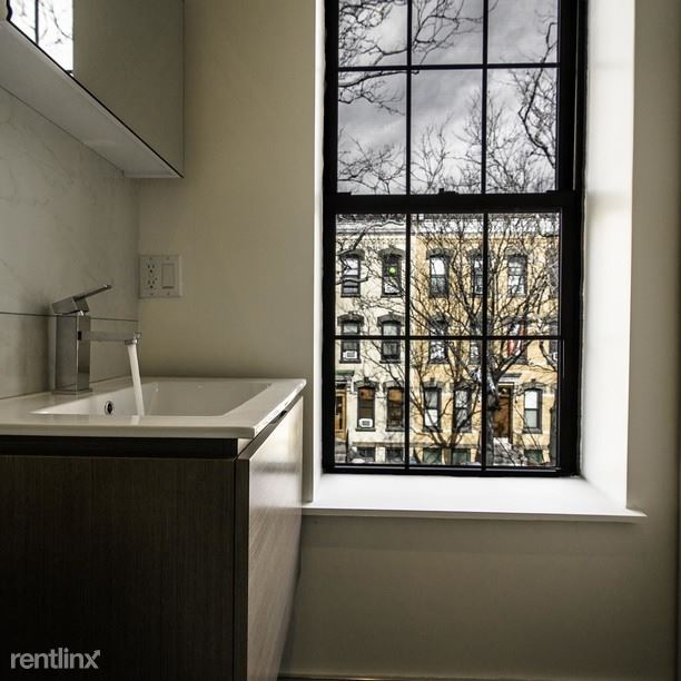 Foto del edificio - 1672 Cornelia St