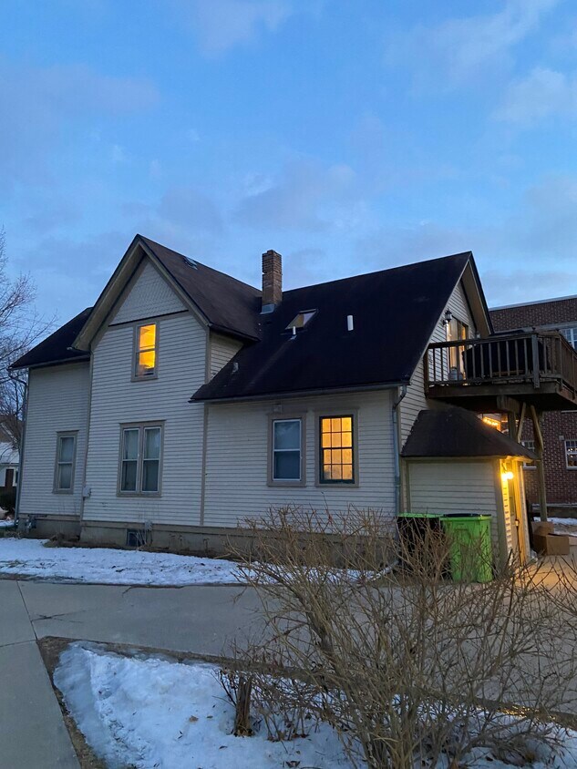 543 N Main St, Hartford, WI 53027 Townhouse for Rent in Hartford, WI