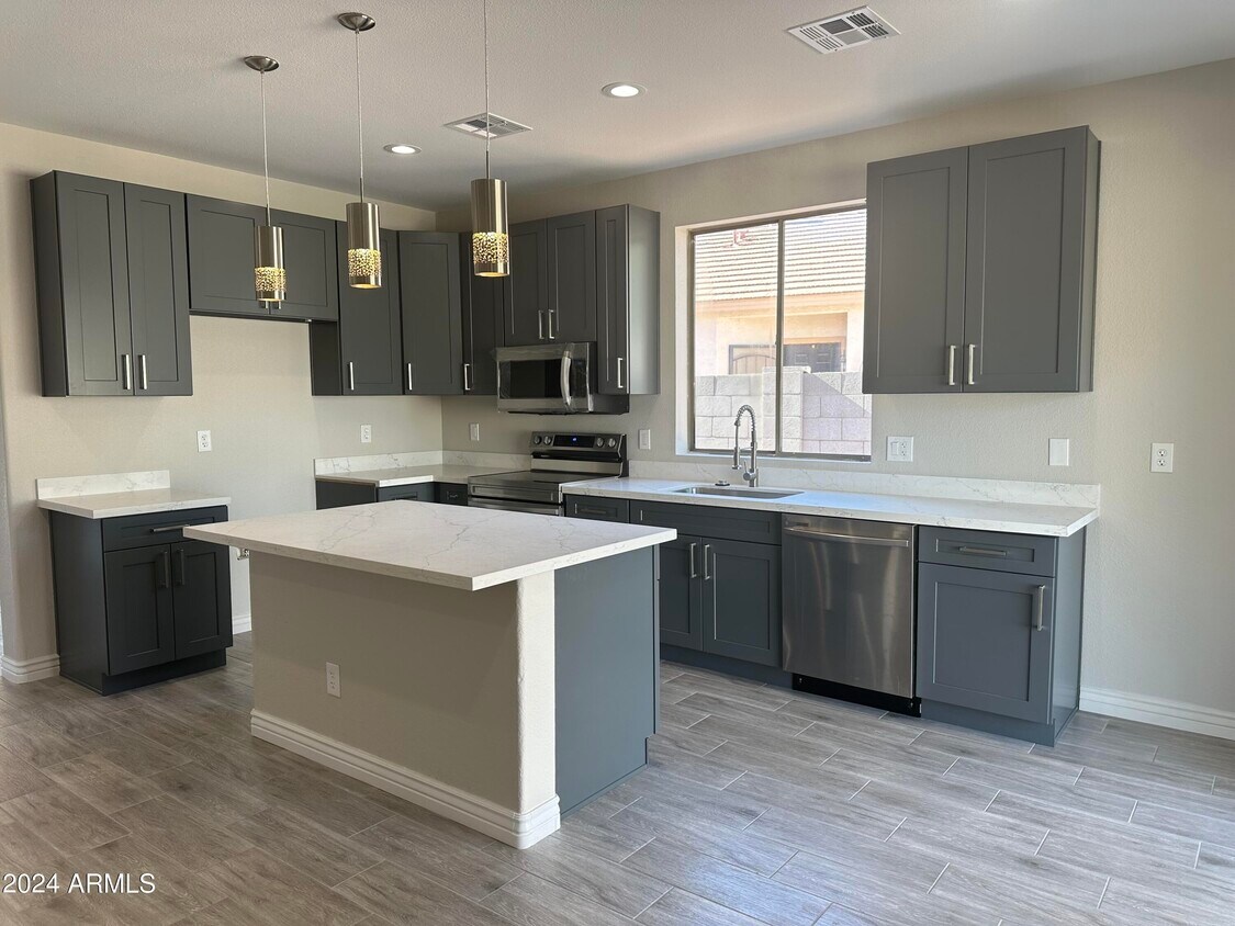 Foto principal - 8917 N 65th Dr