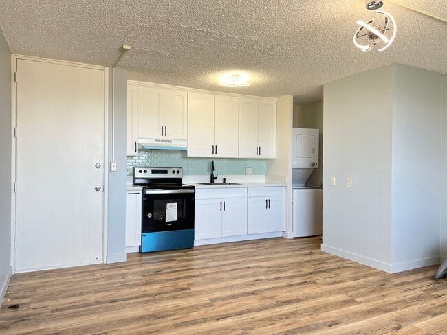Building Photo - 1 Bedroom, 1 Bathroom Unit With 1 Parking Stall in Salt Lake Available Now!