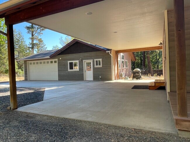 Carport ,ADU and oversized 2 car garage - 160 Glenlyn Dr