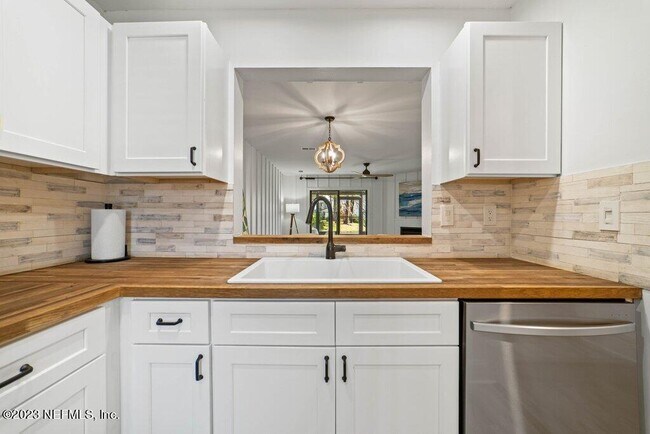 Building Photo - 2083 Sandpiper Ct
