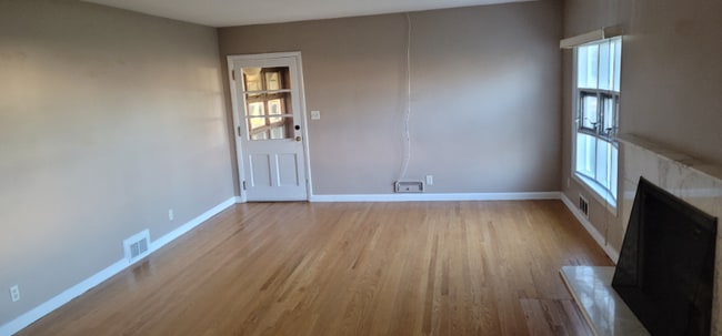 Building Photo - 1392 How Ln