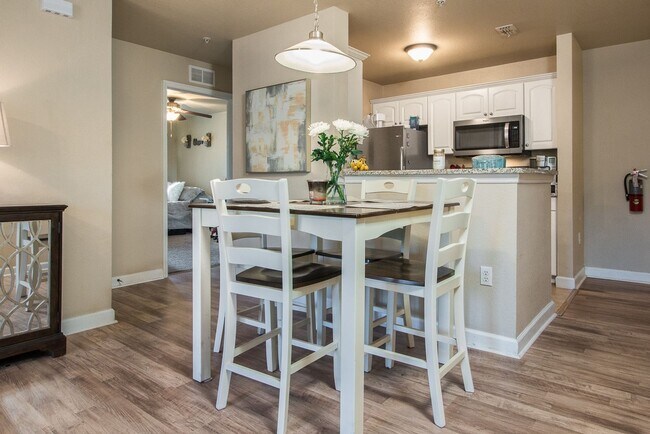 Foto del edificio - Oxford Terrace II: 4/4 luxury apartment just 3 blocks from UF & 1 block from Sorority Row. Now Re...