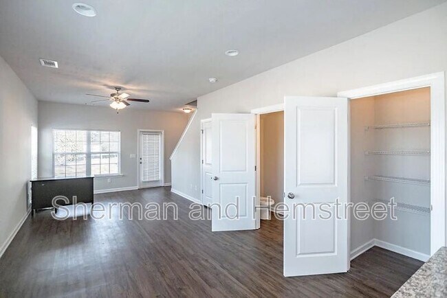Foto del edificio - 302 Joiner Cir